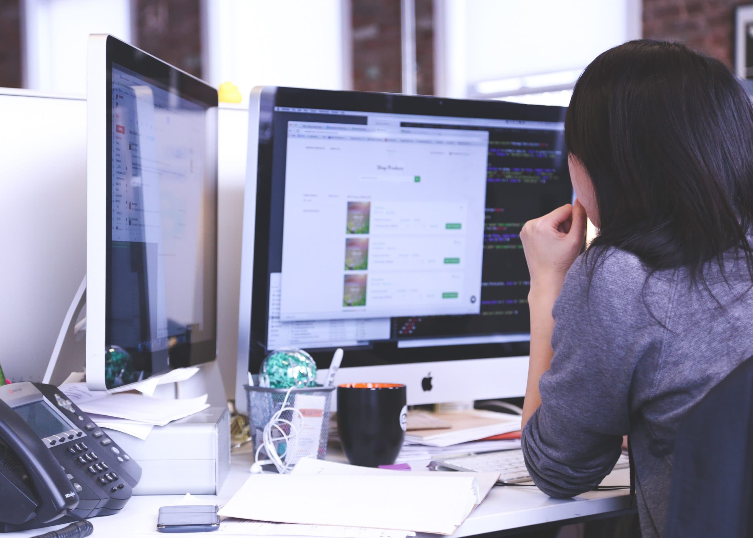 Mujer trabajando en nueva tecnología