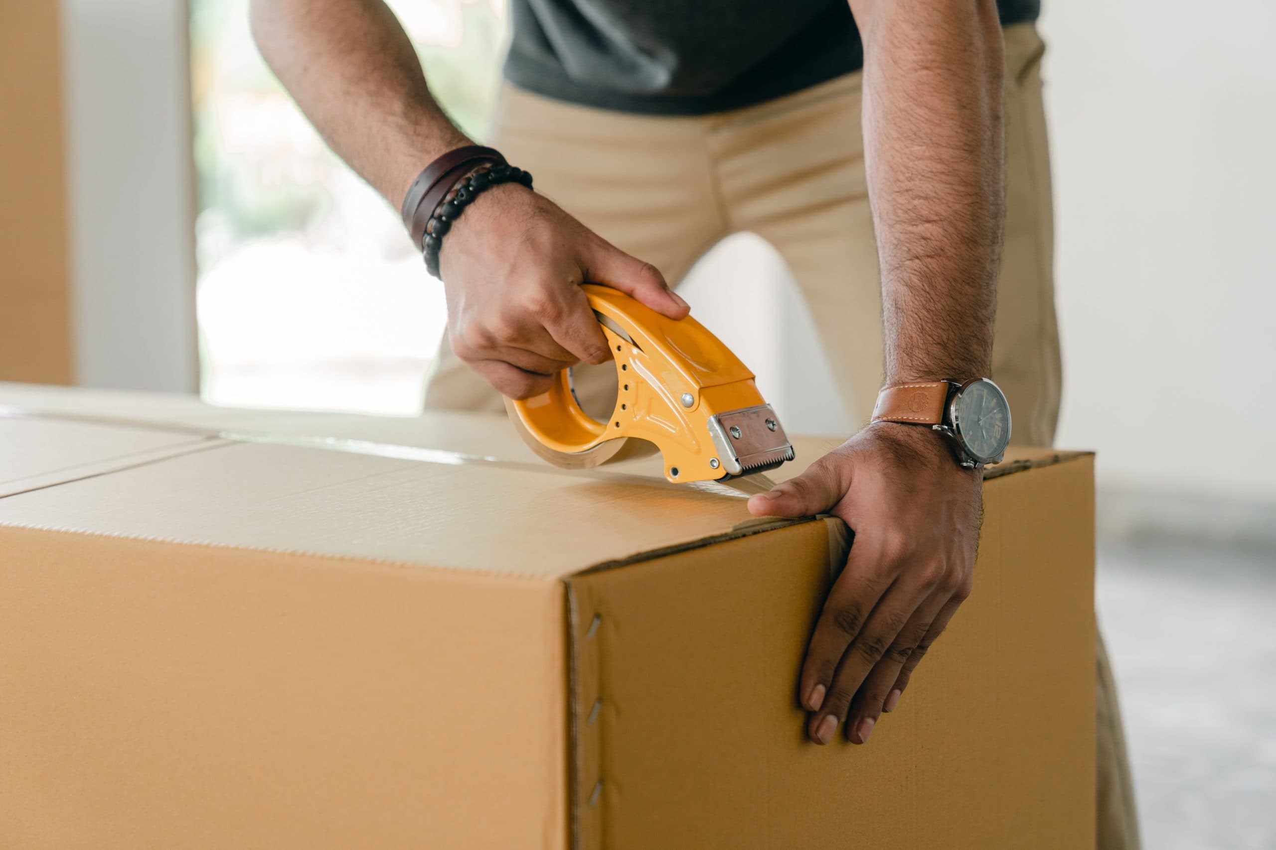 Hombre cerrando caja - Last mile delivery