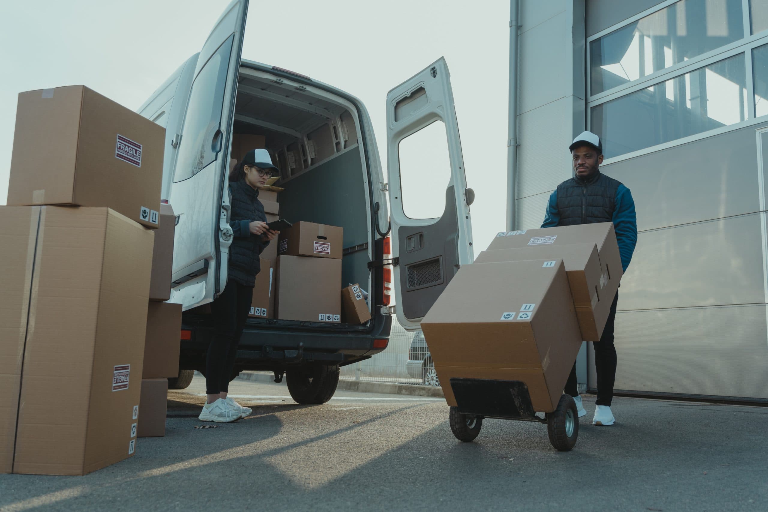 Persona transportando cajas - cross docking