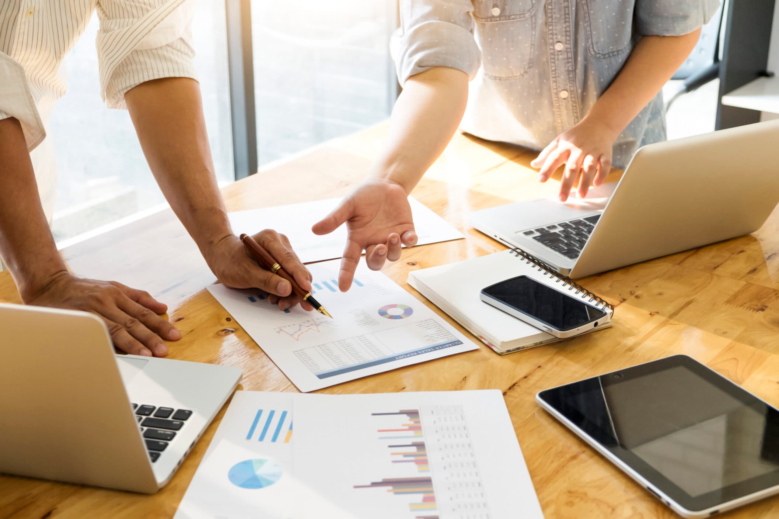 dos personas discutiendo marketing con documentos