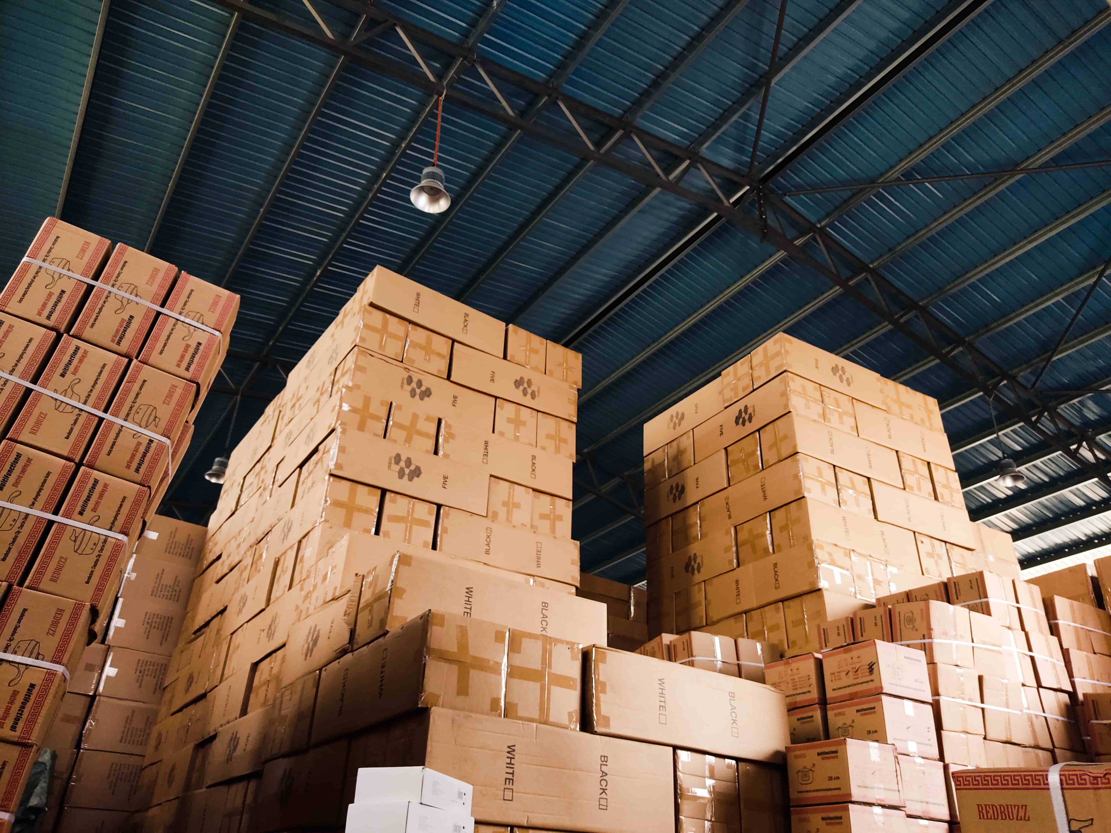 Cajas en un almacén- cadena de suministro