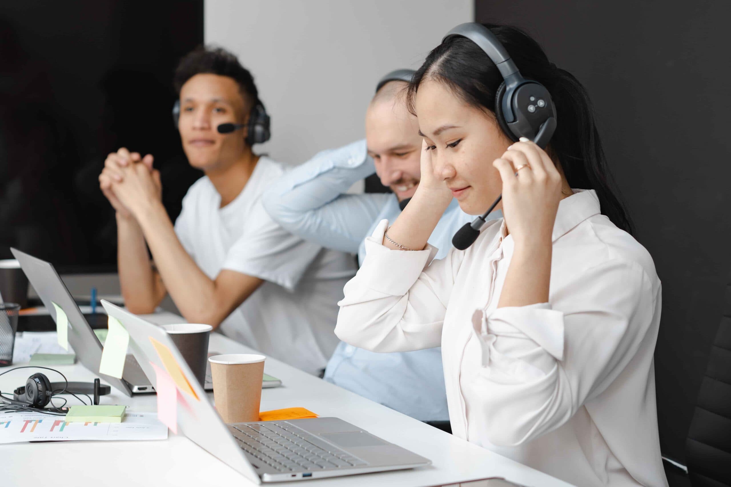 Tres personas trabajando en equipo en gestión logística