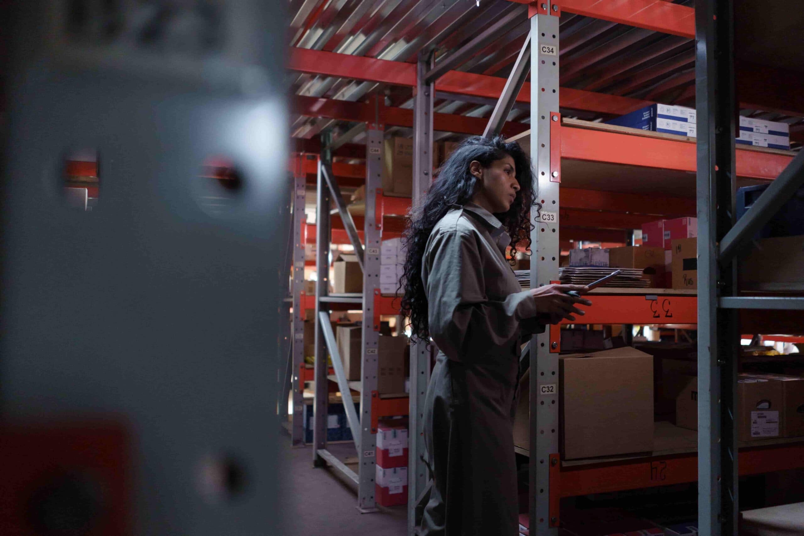 Persona trabajando en logística integral
