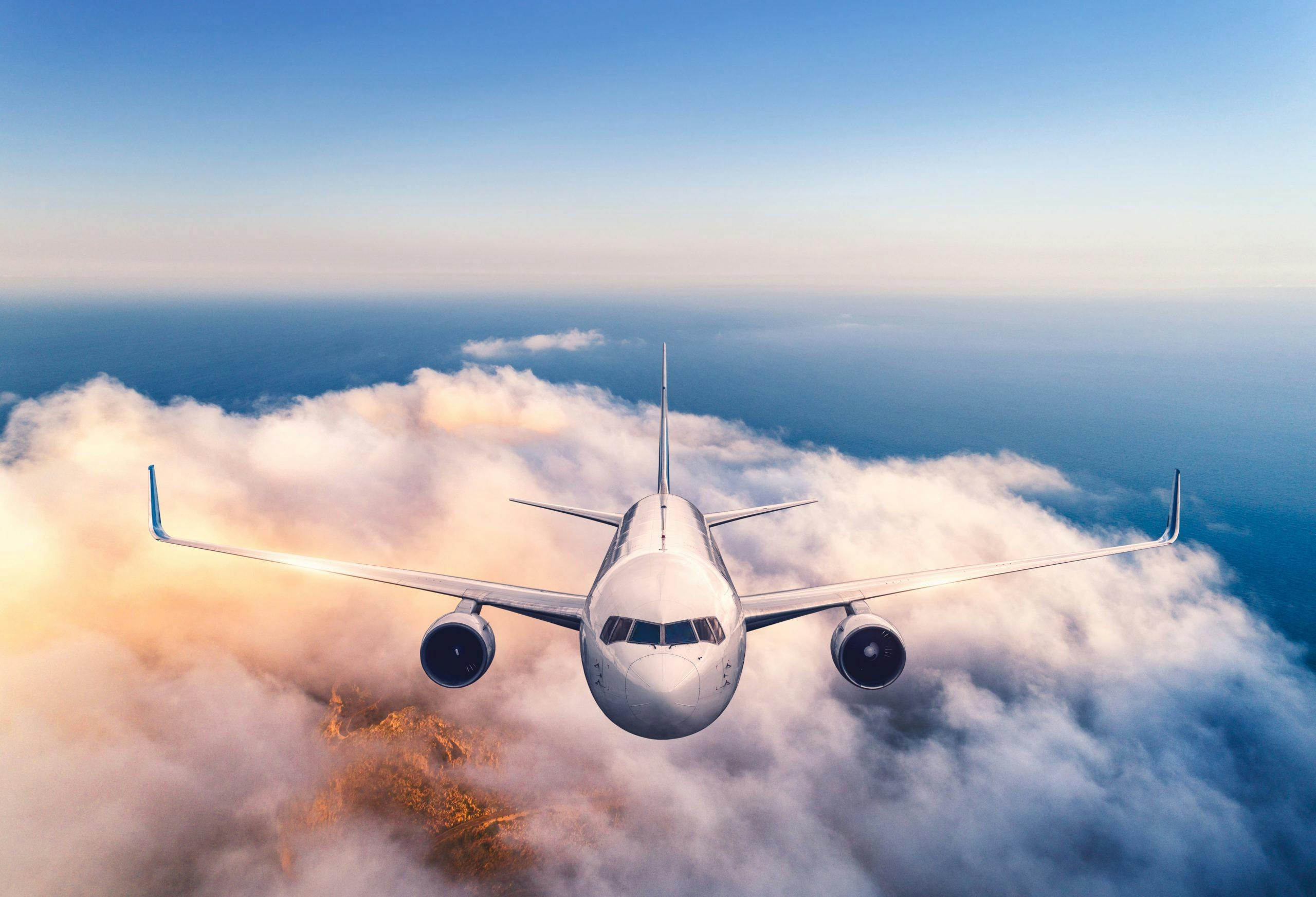 transporte aéreo volando por las nubes en un atardecer