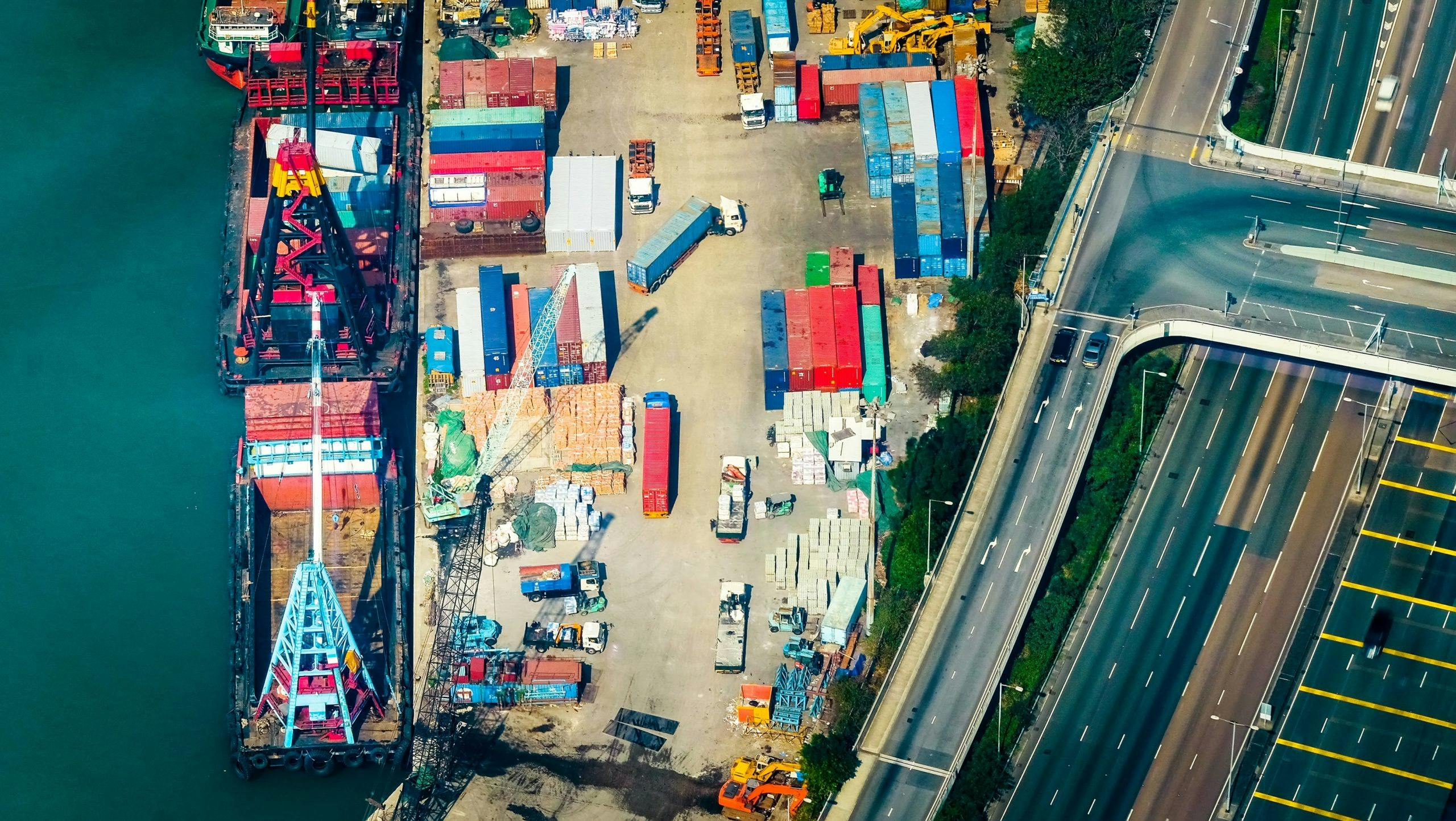 Vista aérea de un puerto marítimo con contenedores