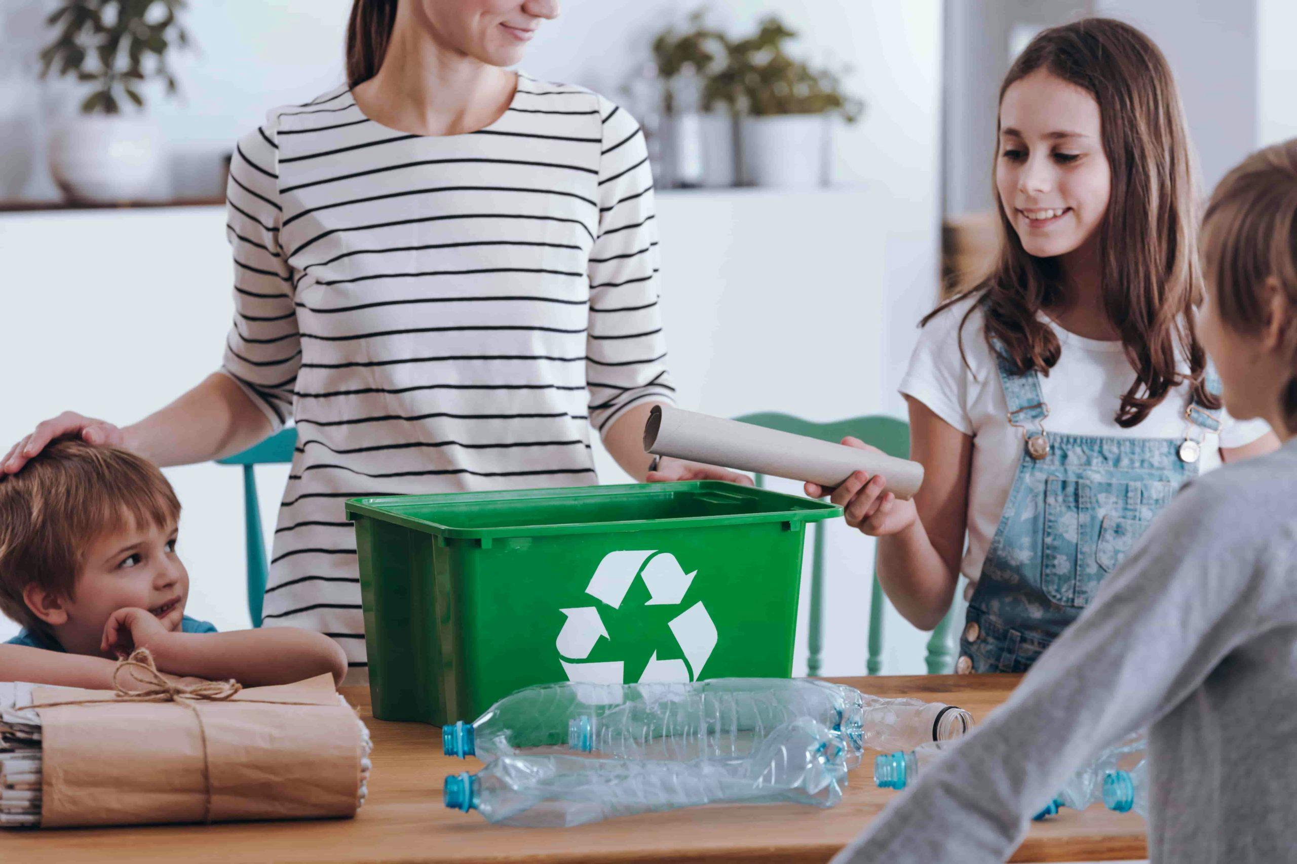 sostenible - madre explicando cómo reciclar a sus hijos - logística inversa