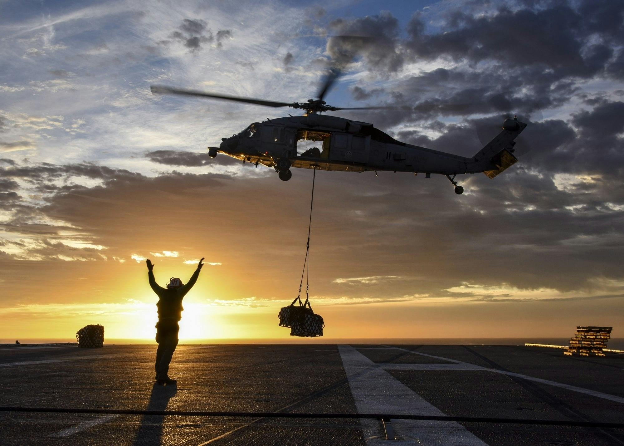 Logistica militar - helicóptero dejando cargo en una pista